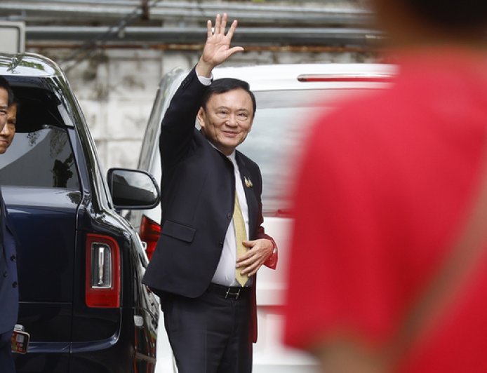 他信回泰国后将于9月9日听取法院裁决，有可能因逃避监禁而入狱