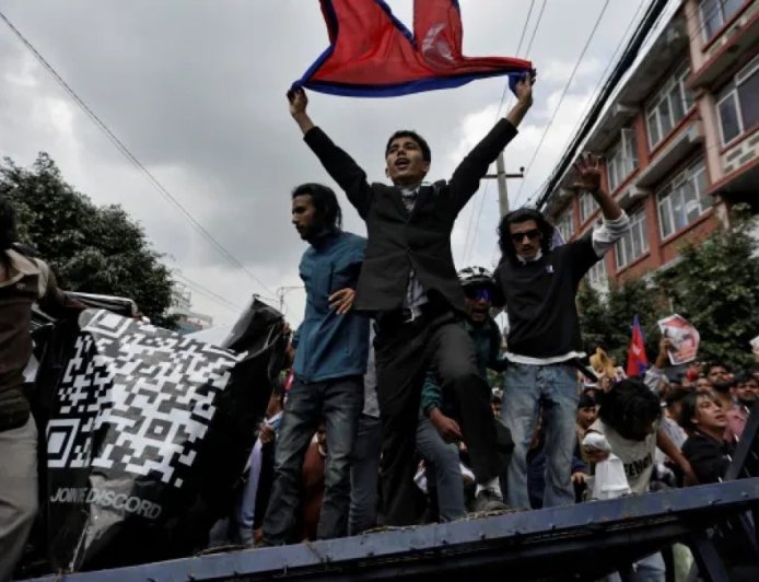 尼泊尔在19人死于反腐败抗议后解除社交媒体禁令