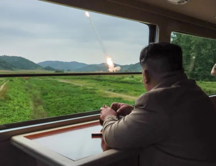 朝鲜领导人金正恩称新型洲际弹道导弹火箭发动机试验“意义重大”