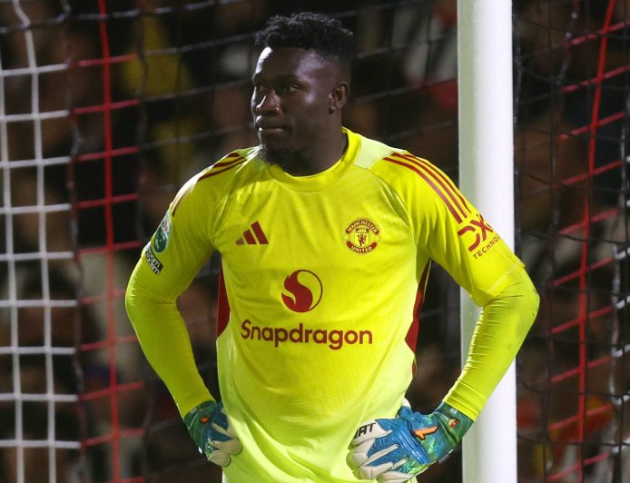 West Ham in talks over shock goalkeeper move after rejecting Man United&#8217;s Andre Onana