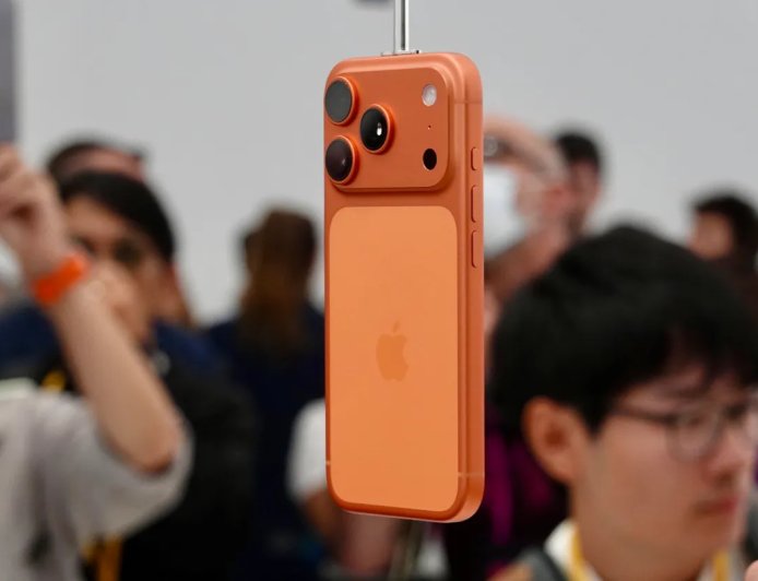 毫米波信号难穿透:苹果 iPhone 17 Pro 美版顶部新增玻璃开孔,用于 5G mmWave 天线