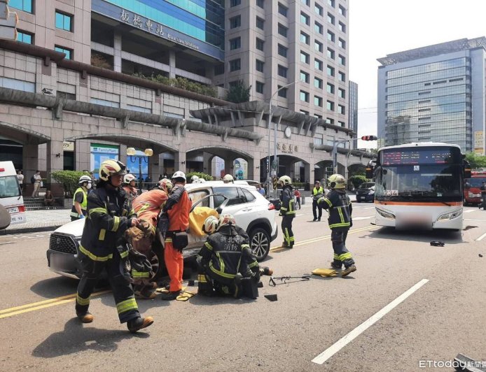 快訊／板橋火車站北2門車禍！公車多元計程車相撞　3人送醫