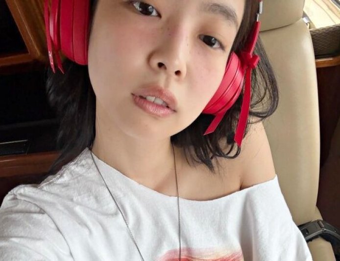 Jennie聯名大紅蝴蝶結耳機開賣!IG自拍照早劇透 超夢幻細節網暴動