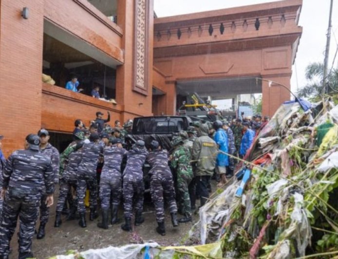 多在巴厘岛:印尼突发洪水已致至少14人死亡