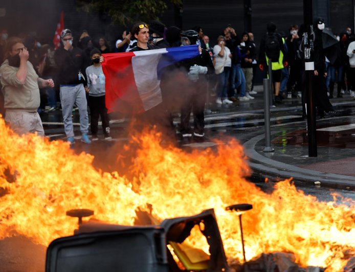 法国街头燃起大火，反政府抗议活动扰乱日常生活