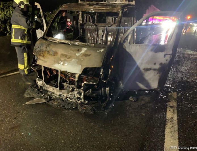 國道1號苗栗段「小貨車起火」　男開一半竄煙嚇壞！車子燒成廢鐵