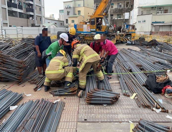 台南工地意外！45歲工人墜落12米受困　警消搶救急送醫