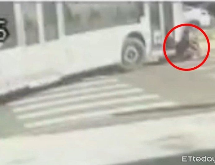 嘉義公車右轉撞腳踏車！婦捲車底慘死驚悚畫面曝　夫悲慟認屍