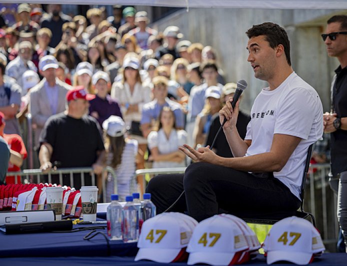 查理·柯克的“人血馒头”，美国两派打算怎么吃？