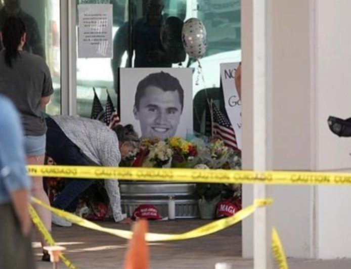 盟友遭暗杀 枪手仍在逃，特朗普：美国遭遇黑暗时刻