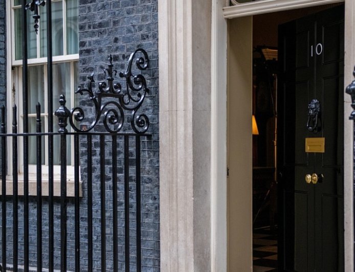 以总统与英国首相举行“激烈”会谈，双方分歧凸显