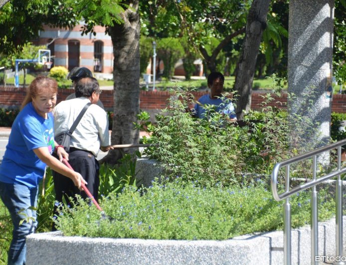 台東關山鯊魚公園驚傳毒蛇出沒　里民「打草驚草」搜尋