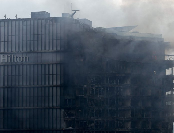 希爾頓酒店遭焚毀！房客緊急撤離　尼泊爾暴動已34死