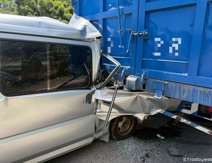 修剪路樹廂型車誤闖！猛撞大貨車...車頭被劈爛　駕駛雙腿受困