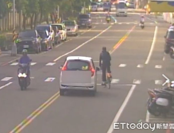 苗栗天兵騎士騎U-bike「螃蟹鬼切」去還車　慘被自小客擊落