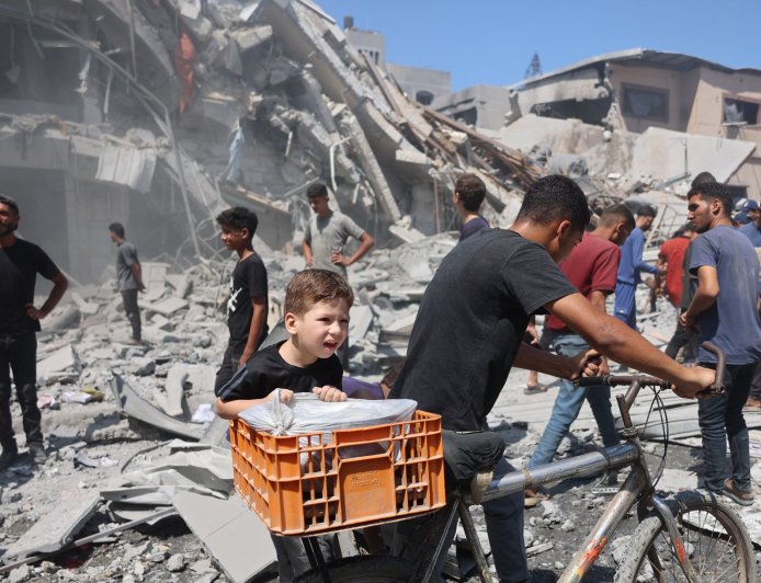 以色列袭击加沙造成包括同一家庭的14名成员在内的65人死亡