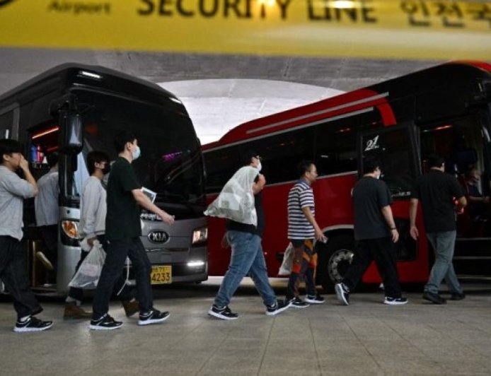 美国移民局突击搜查后，逾300名韩国工人回国