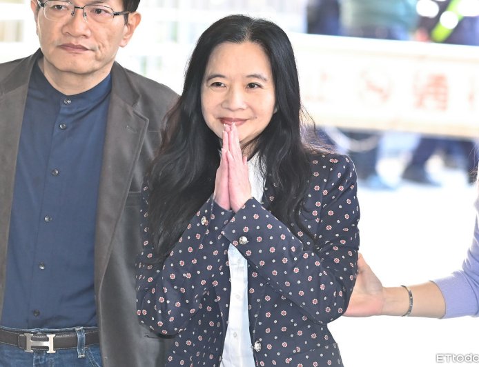 應曉薇趕在羈押庭前PO學霸女兒畢業照　喊話：在倫敦要好好照顧自己