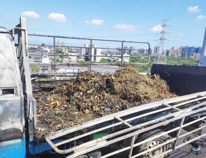 載滿樹枝枯葉！小貨車國1高架突起火　恐怖黑煙狂竄驚險畫面曝