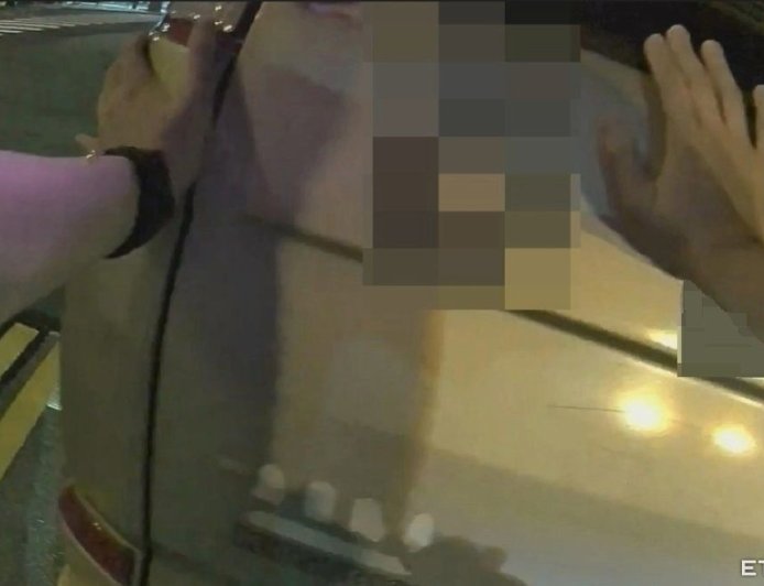 小貨車「刁車」卡路中！台中神力女警1人猛推60米　路人比讚