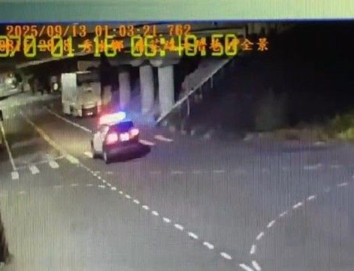 國1聯結車翻覆！火球炸裂噴飛　高架橋下警車差3秒就被炸爛