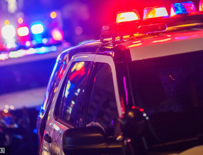 違停被盤查！駕駛「一對三」撞警車落跑　還怪警跟太近