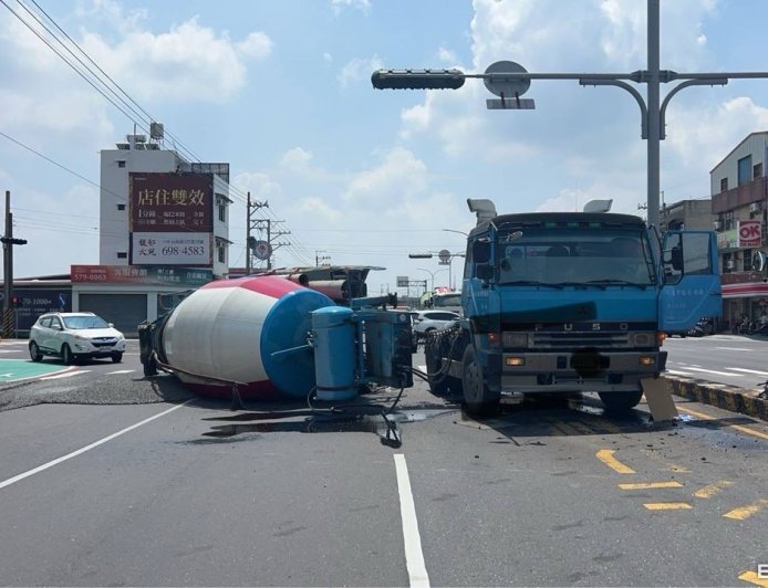 驚險畫面曝！預拌混凝土車撞分隔島「子車解體翻覆」　泥沙傾瀉