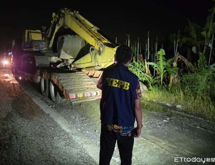 回填廢棄物！高雄美濃坑洞2怪手暗夜出入　環保局扣留開罰900萬