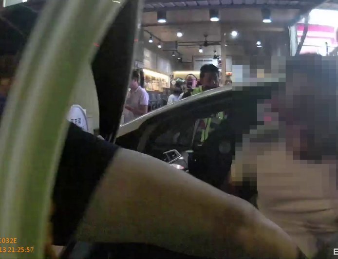 男參加大士爺文化季違停 一查竟是侵占車!警拉下車上銬