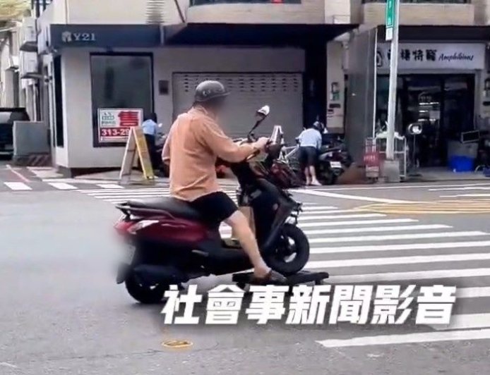 台南超扯騎士!機車前輪放平板車上趴趴走 警:最高罰3萬6