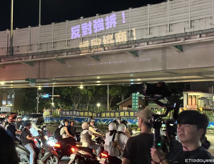 公館圓環拆除爆衝突!爆走男揮拳揍警察 大安警:依法傳辦