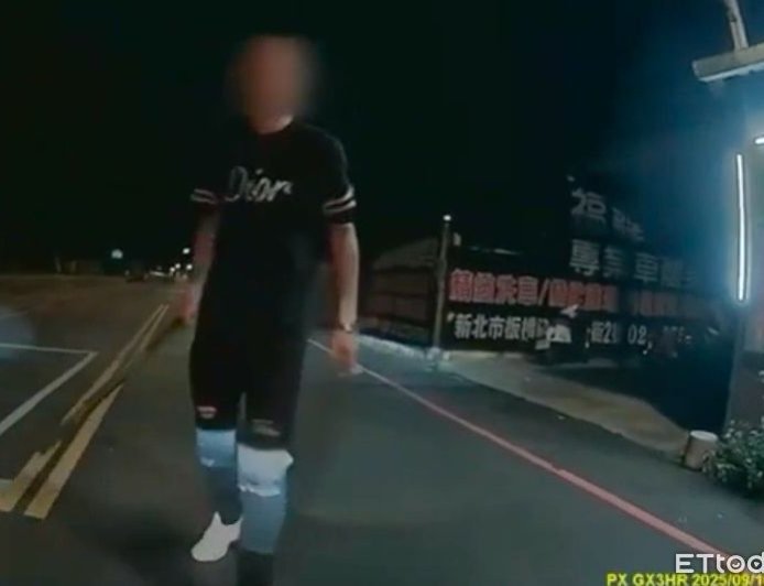 恐怖！新北男持鐵棍攔車敲打　女騎士驚喊「我沒有怎樣啊」