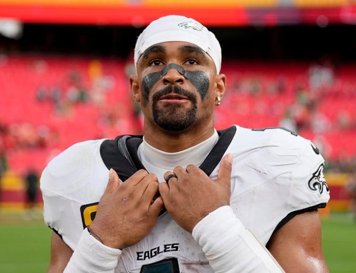 Eagles' Jalen Hurts, Chiefs' Chris Jones trade barbs at end of game