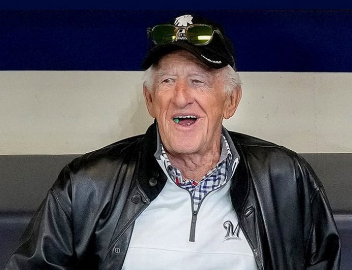 Brewers manager reads touching Bob Uecker letter after team clinches postseason berth