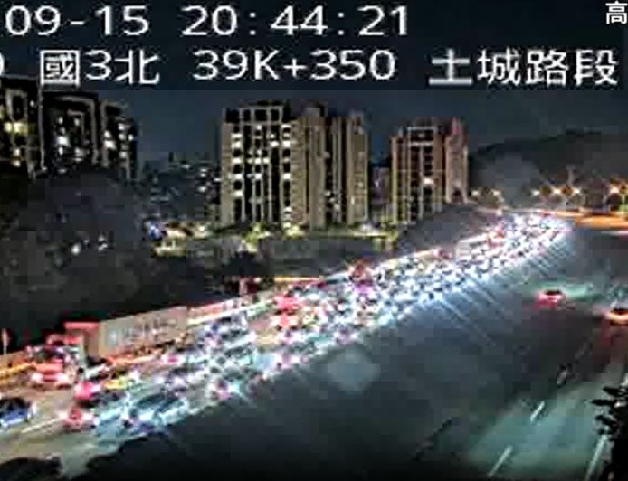 快訊/國3土城段「貨車撞遊覽車翻覆」!2人傷、全線塞爆