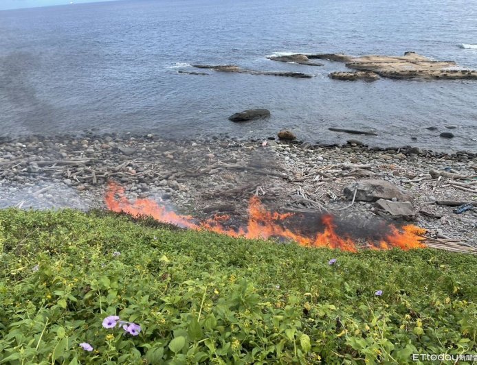 快訊／台2線員山子分洪道出口起火　漂流木狂燒濃煙竄天急灌救