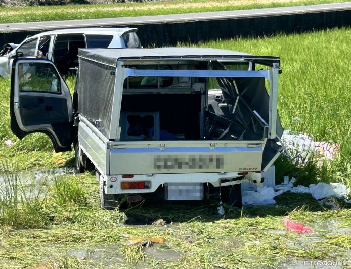 鬼月「驚悚」畫面！葬儀車與貨車對決衝田中　金紙灑滿天全嚇壞