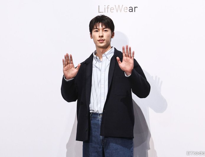 許光漢超帥學院風搭減齡瀏海造型現身！私服愛穿UNIQLO會「全包色」