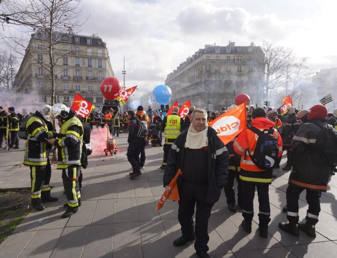 「馬克宏社經政策不適合我，貝魯的預算也不適合我」　法國50萬勞工罷工上街高喊「富人加稅」