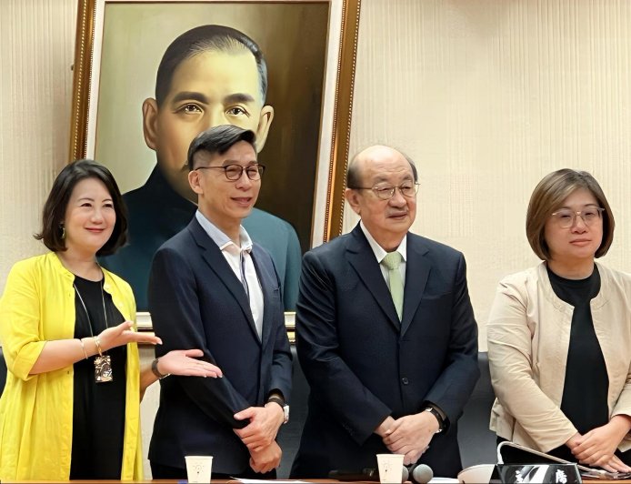 鍾佳濱驚訝接任黨團幹事長　柯建銘續任總召