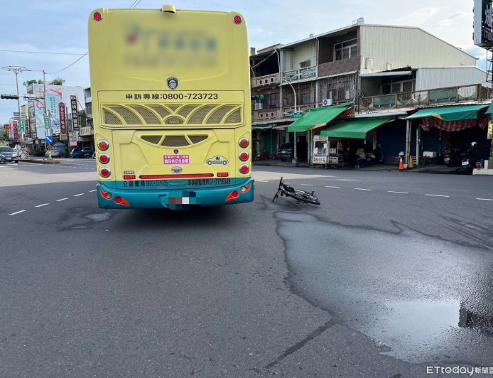 國中少年騎車遇大客車擦撞 車上學生目擊尖叫...幸逃劫只擦傷