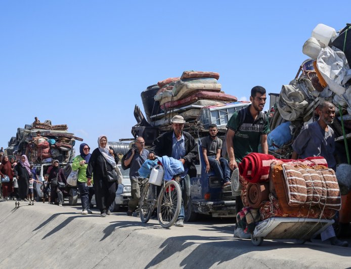 以色列以“前所未有的力量”袭击加沙城与巴勒斯坦人逃离