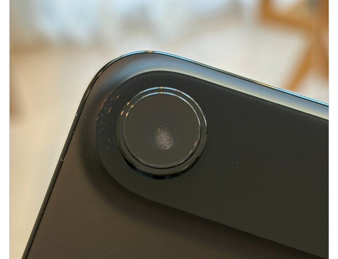 苹果最薄 iPhone Air 海外发售首日,部分用户反馈镜头内出现水雾