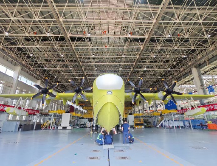 国产自研大型水陆两栖飞机，AG600“鲲龙”批产第三架机总装下线