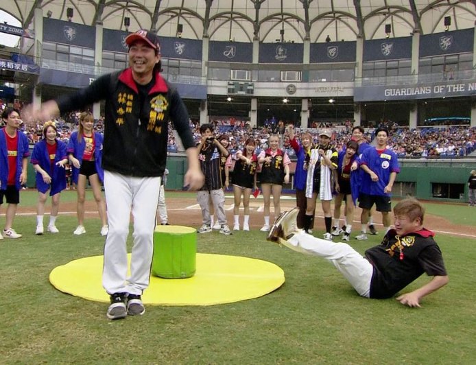 胡瓜與統一獅總教練林岳平球場PK　胡瓜翻車大摔慘敗