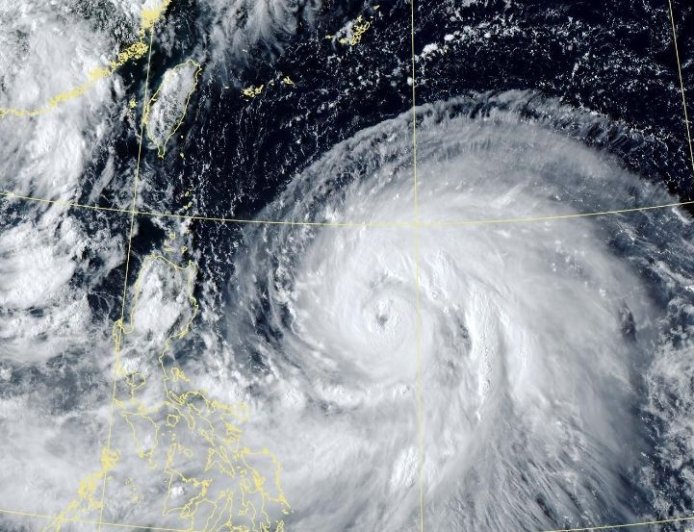 樺加沙颱風眼現身「周一升級強颱」　巨大暴風圈掃過南部