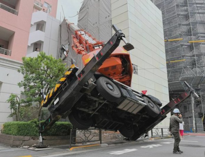 東京1300戶大停電! 「起重機翻覆」砸中旁邊大樓、電線桿