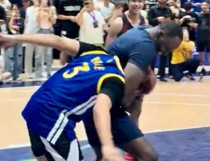 中國行遇穿普爾球衣球迷　勇士追夢綠搞笑「鎖喉功」伺候