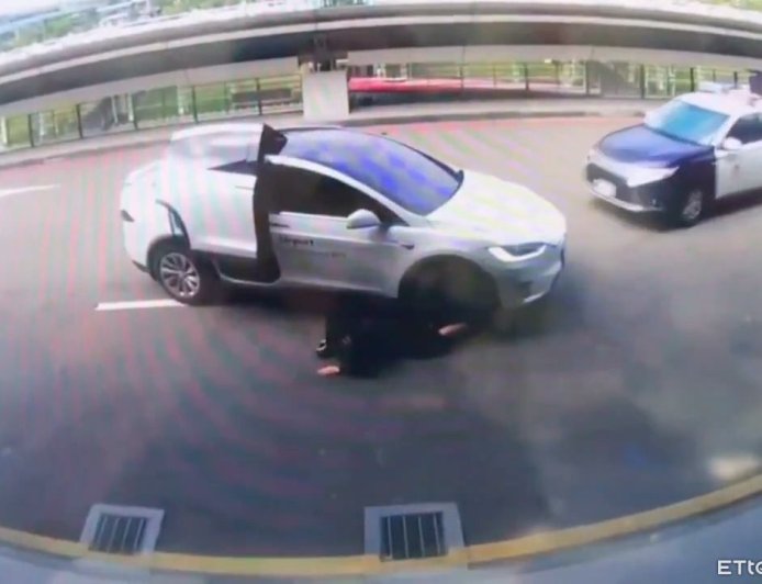 新角度畫面曝！特斯拉桃機拒檢衝撞員警遭開槍　女乘客卡鷗翼門