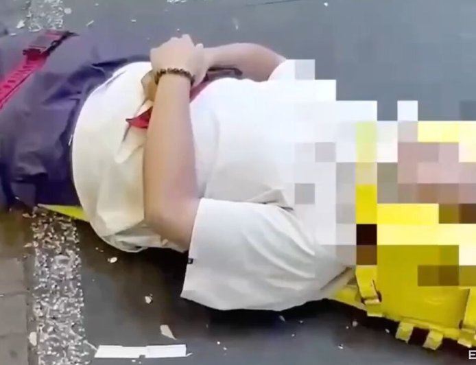 公仔玩具店員工擦拭玻璃「2樓墜落地面」 周末逛街人潮嚇壞